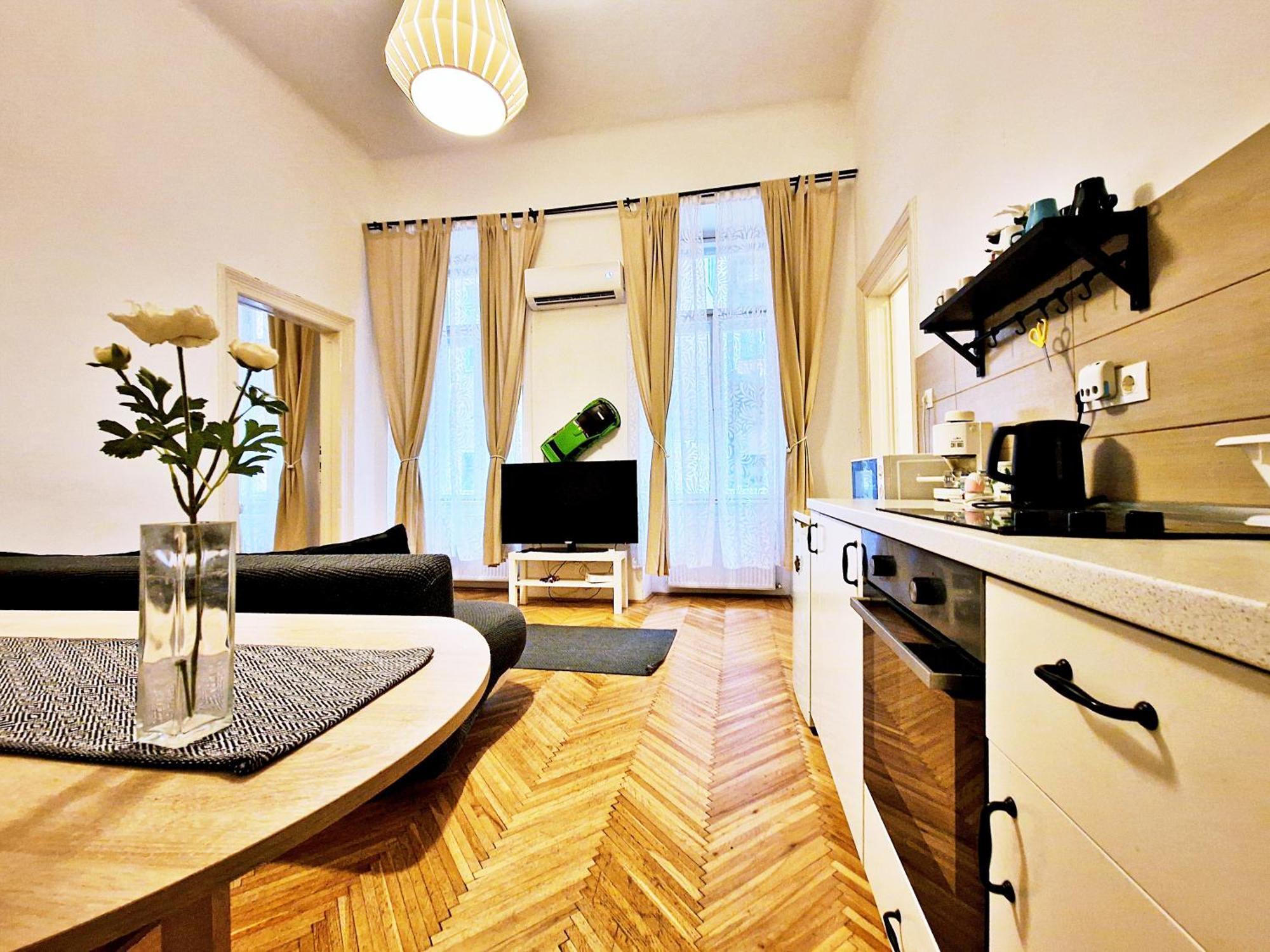 Free Parking Sega Rally Apartment Budapest Exterior photo